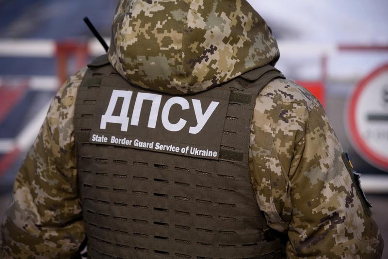 На изображении девушка-мигрантка