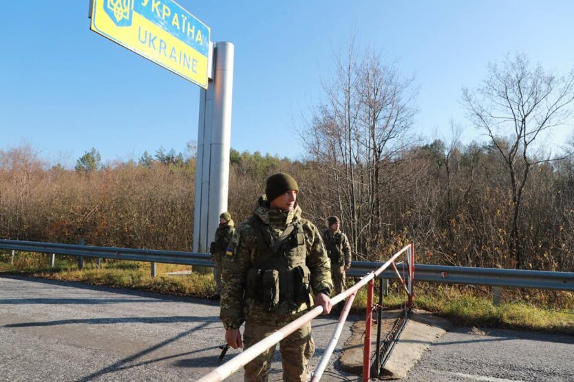 Чоловік з паспортом, якого після 1 березня виїзд буде обмежено