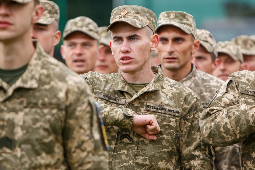 Украинская женщина с подписанным документом